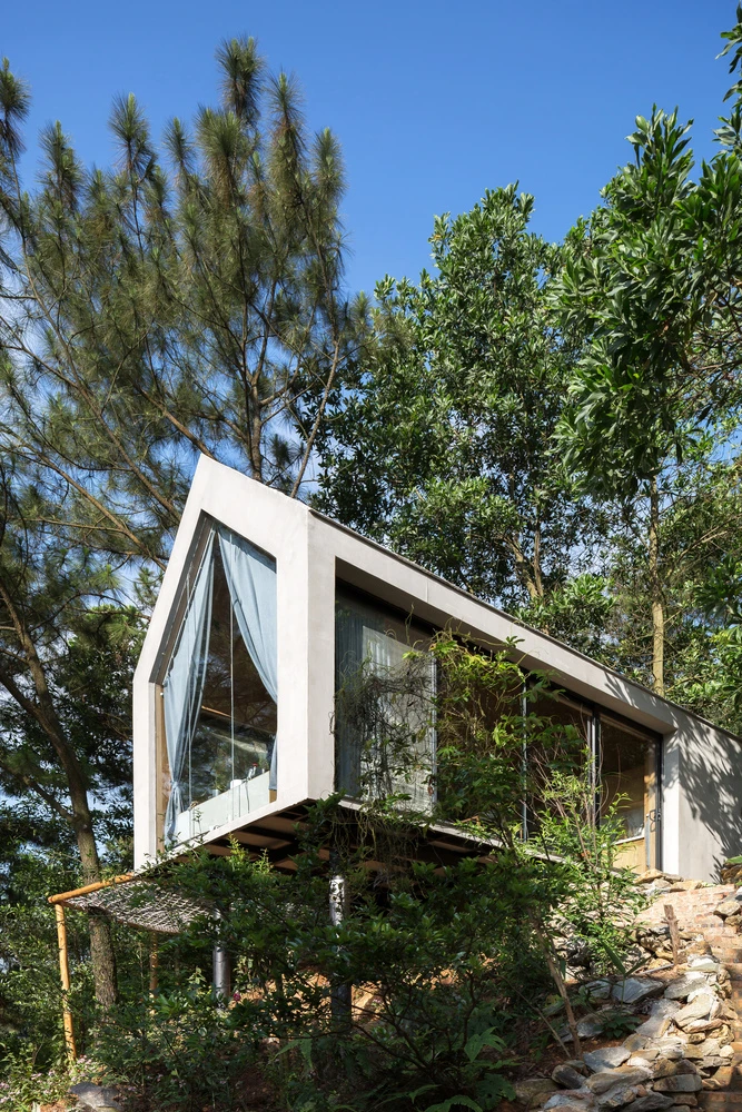 The gorgeous Forest House 02 sits on two steel pillars