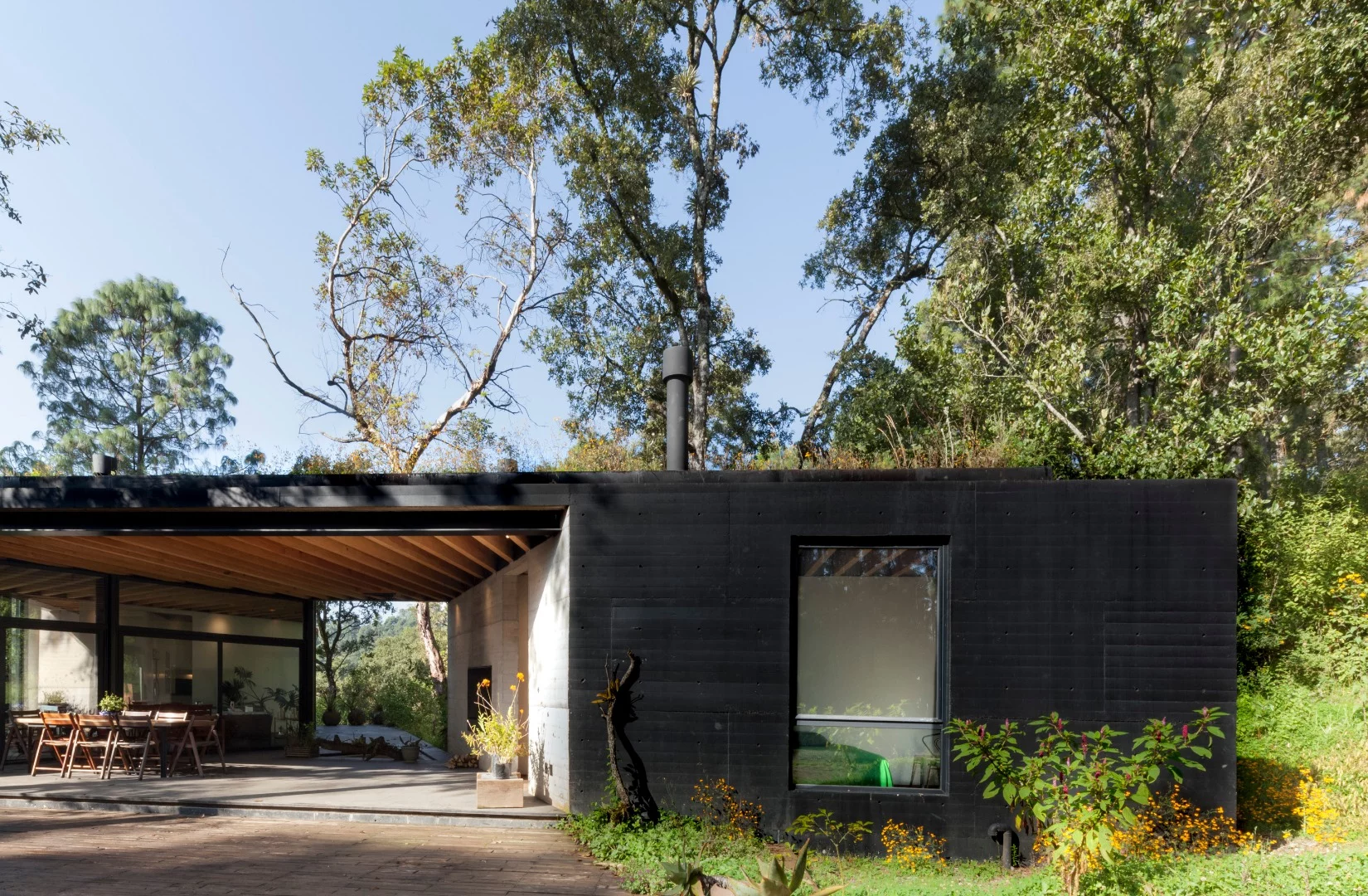Tucked away in the wooded hillside near Mexico’s Valle de Bravo, a unique new tripod-shaped home has taken shape