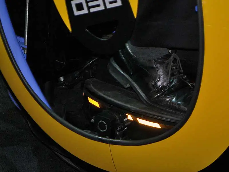 The driver steers the "E4U" by tilting it left and right (Photo: Nikkei Tech-On)