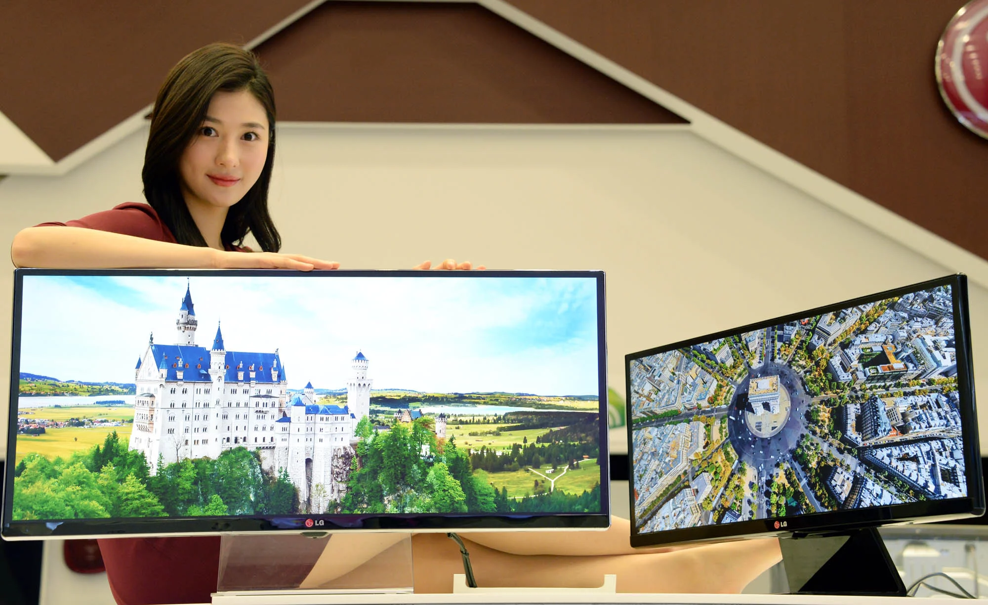 LG's 34-inch UM95 and 29-inch UM65 UltraWide monitors that will be launched at CES 2014