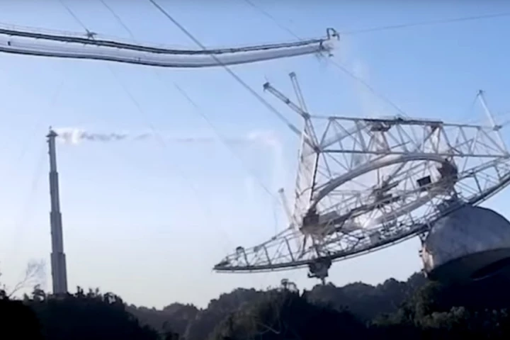 The instrument platform crashing into the radio telescope antenna