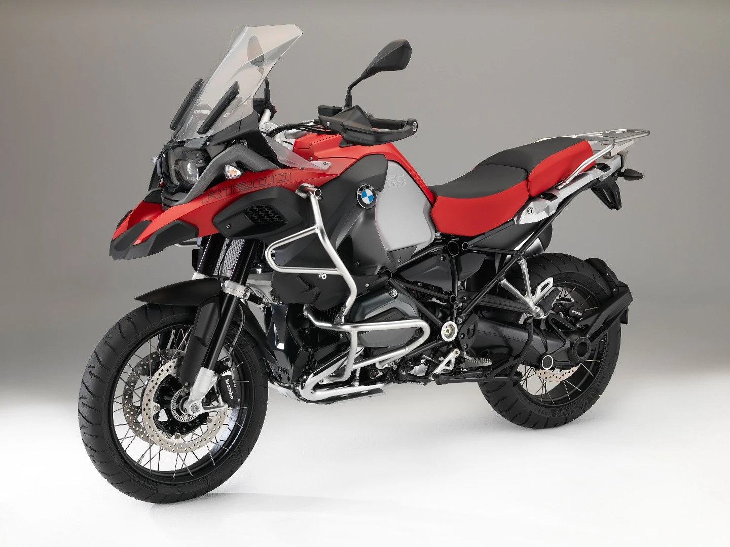 The 2016 R1200GS Adventure will sport a range of special equipment features extended to include the banking-optimized ABS Pro and the dynamic brake light
