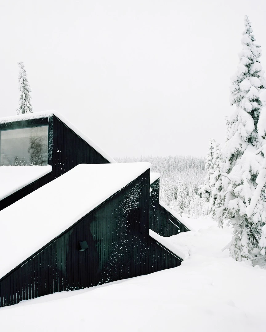 Based deep in the woods near Lillehammer, Cabin Vindheim features sloping roofs that are designed to be used as small ski-jumps and toboggan runs