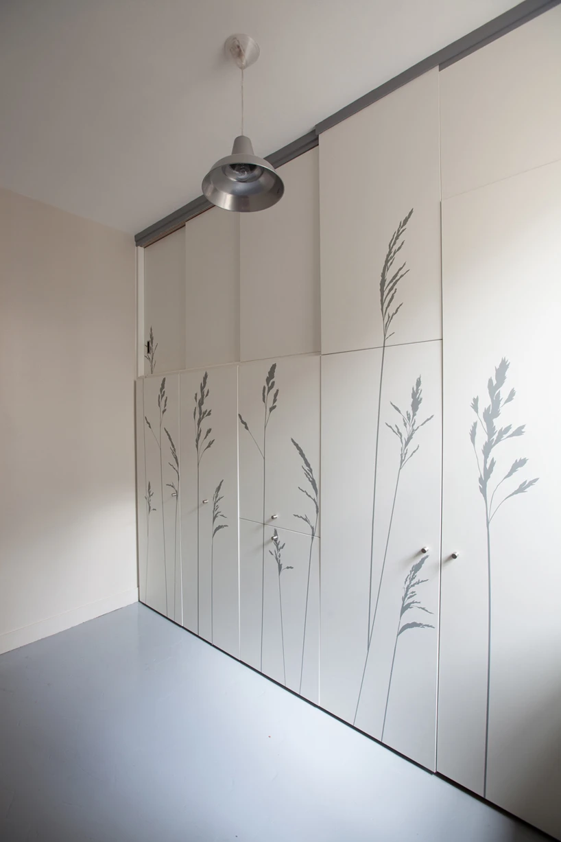 The facilities can be hidden away behind the wall to free up space in the room (Photo: Fabienne Delafraye)