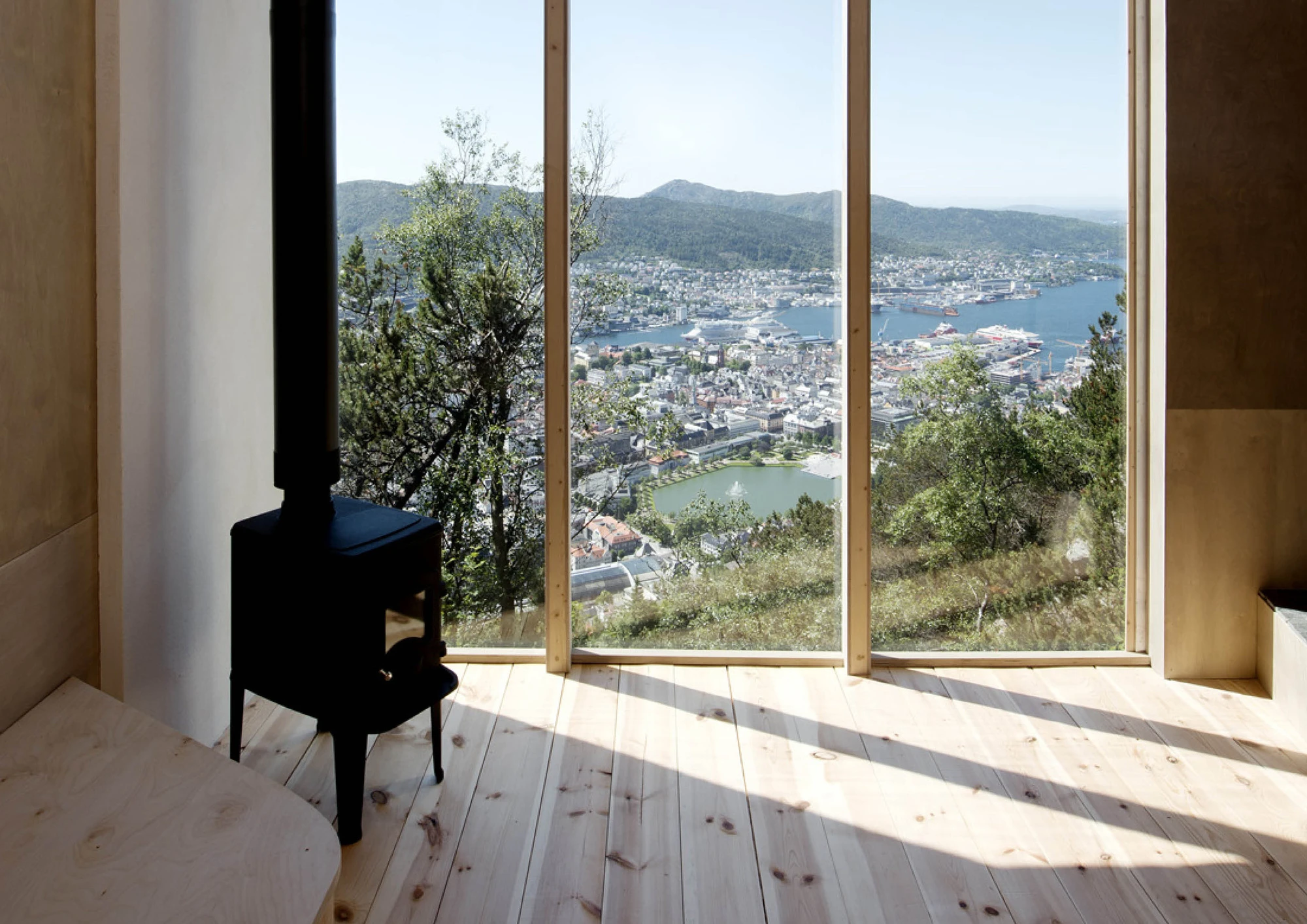 The shelter has a bed, a wood-burning stove, a large seating area, and what looks like a great view (Photo: Helge Skodvin)