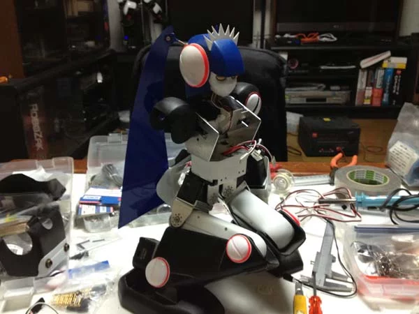 Pre-made Me has 27 servo motors throughout its body, allowing it to move (Photo: Dr. GIY)