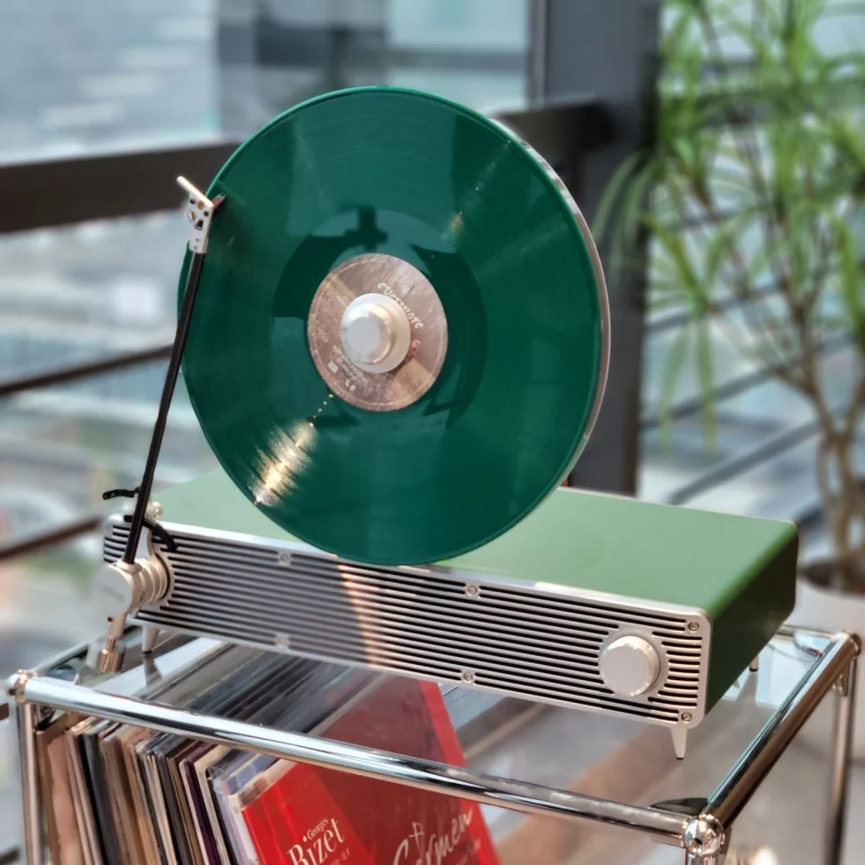 The CoolGeek VS-01 features a carbon fiber tonearm ending in an Ortofon OM 5E cartridge