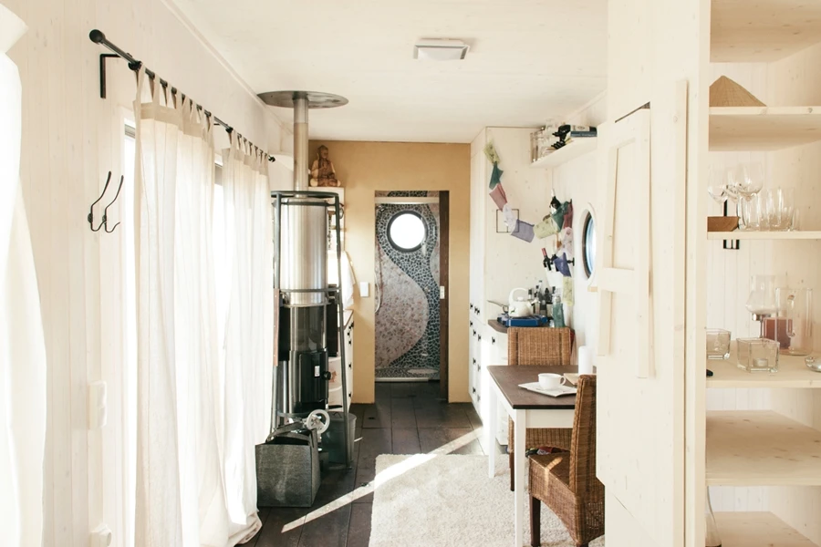 The inner panels of the Wohnwagon are made of spruce or wood-fiber panels and clay plaster