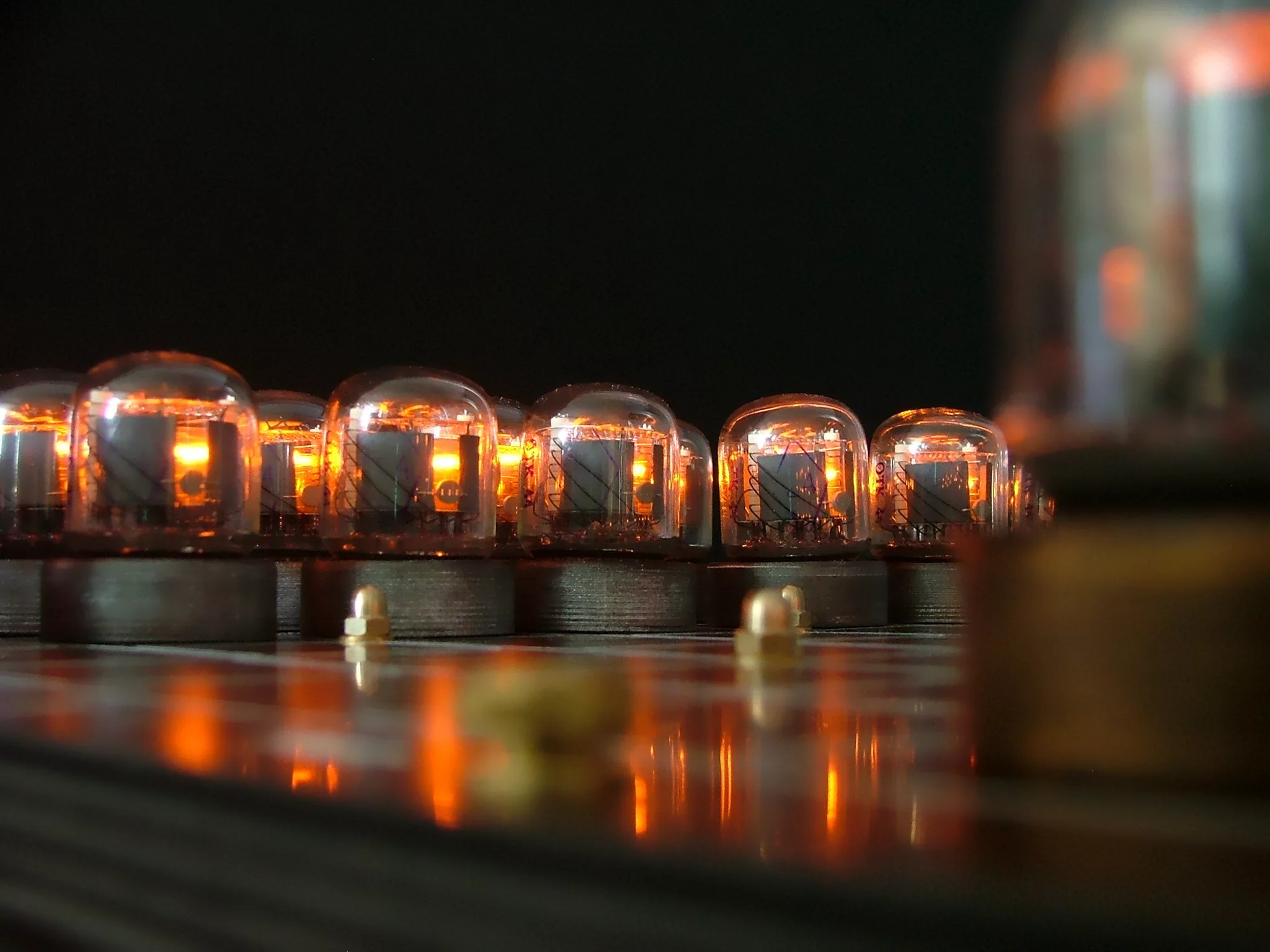 The chess set features IN-7 and IN-7A ex-Soviet Nixie display tubes from the 1980s that display scientific symbols instead of the more common numerals