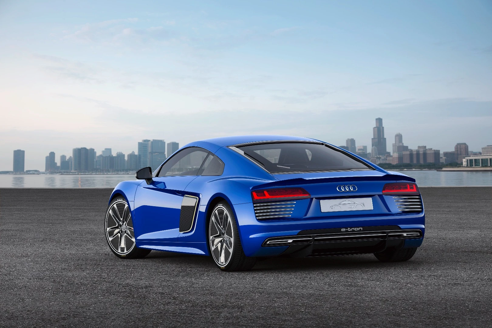 R8 e-tron piloted concept