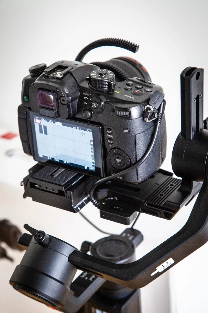 Awkwardly twisted cable links the GH5's camera control port to the Moza Air 2