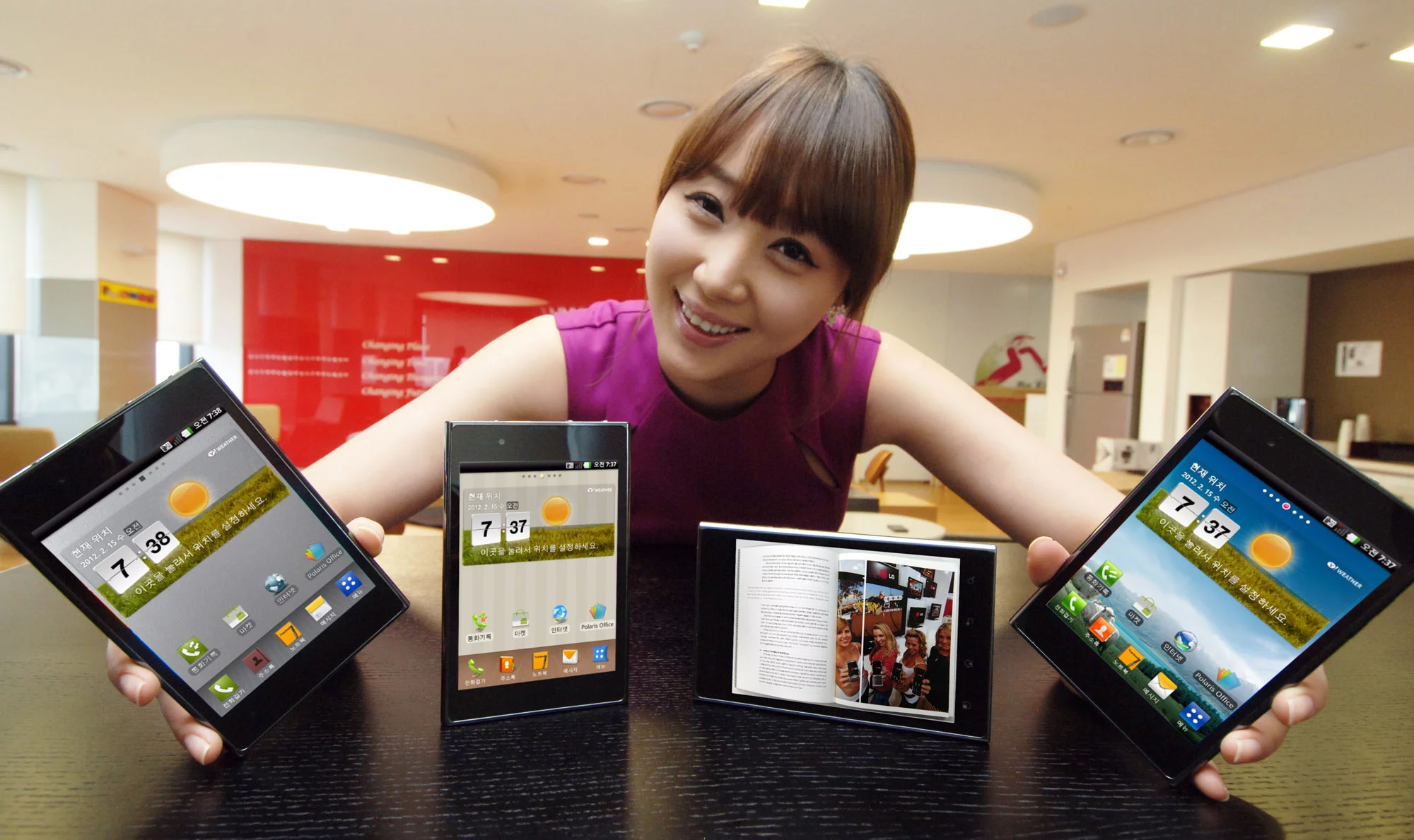 LG has unveiled its new 5-inch Optimus Vu smartphone/tablet ahead of Mobile World Congress 2012 in Spain later this month