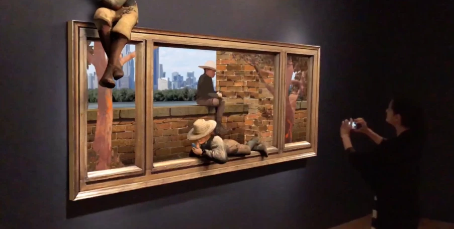This reinterpretation of Drawing Lots cleverly shifts the subjects' attention to smartphones