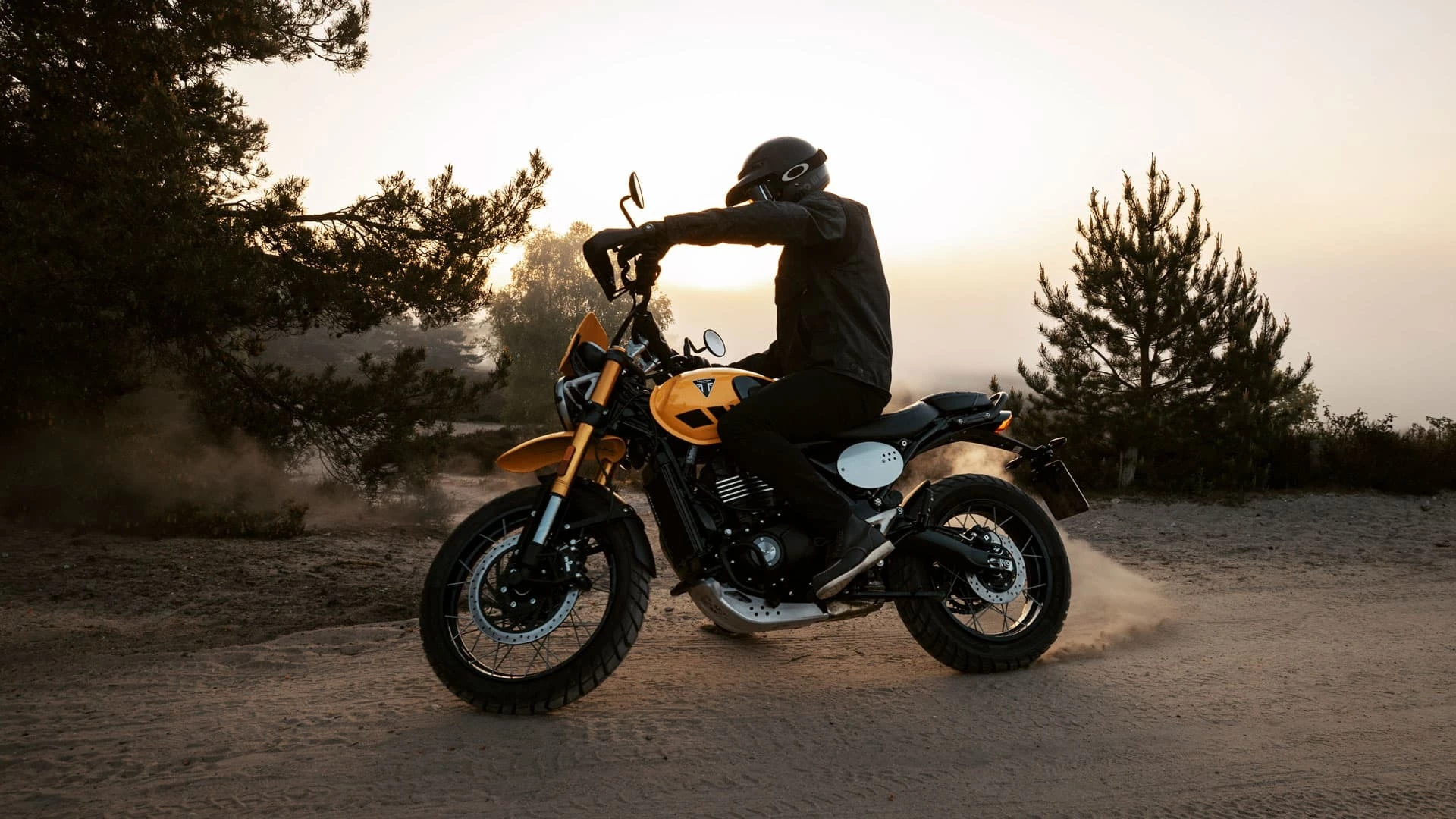 The Triumph Scrambler 400 XC sports a color-matched flyscreen and a beak-style front mudguard