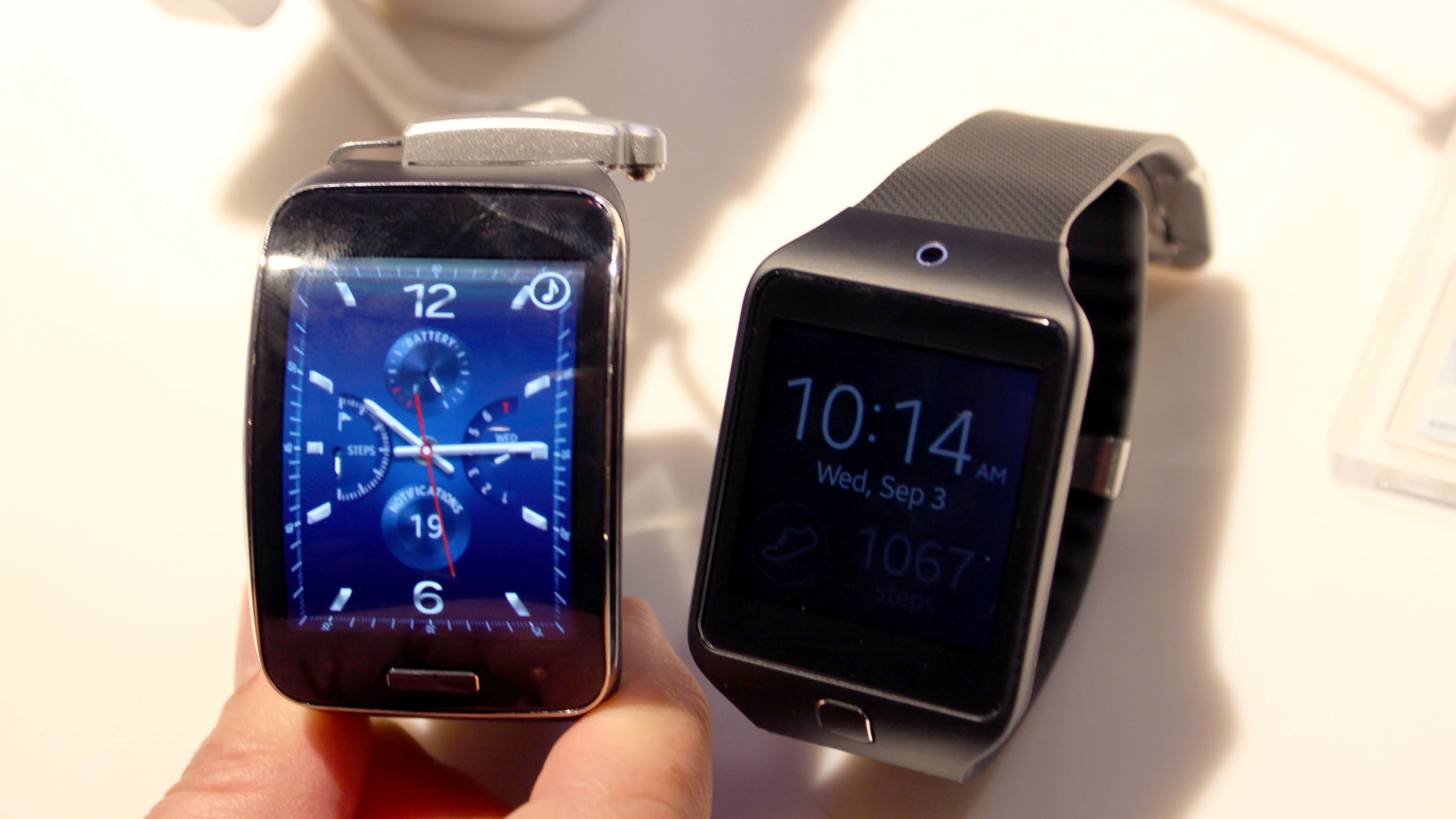 Samsung Gear S with the Gear 2 Neo (Photo: Will Shanklin/Gizmag.com)