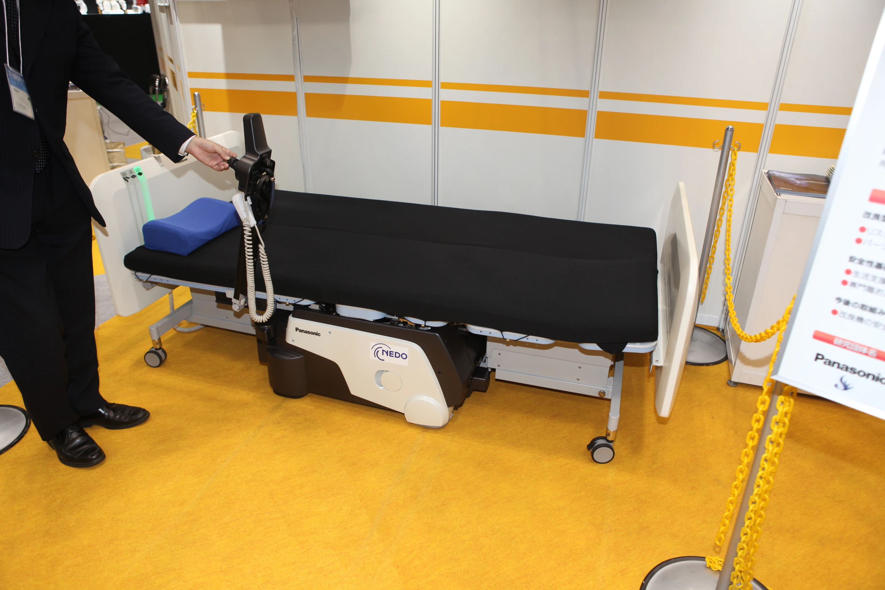 Panasonic's Resyone bed looks like a normal hospital bed, but has a mattress that is split down the middle (Photo: Gizmag)