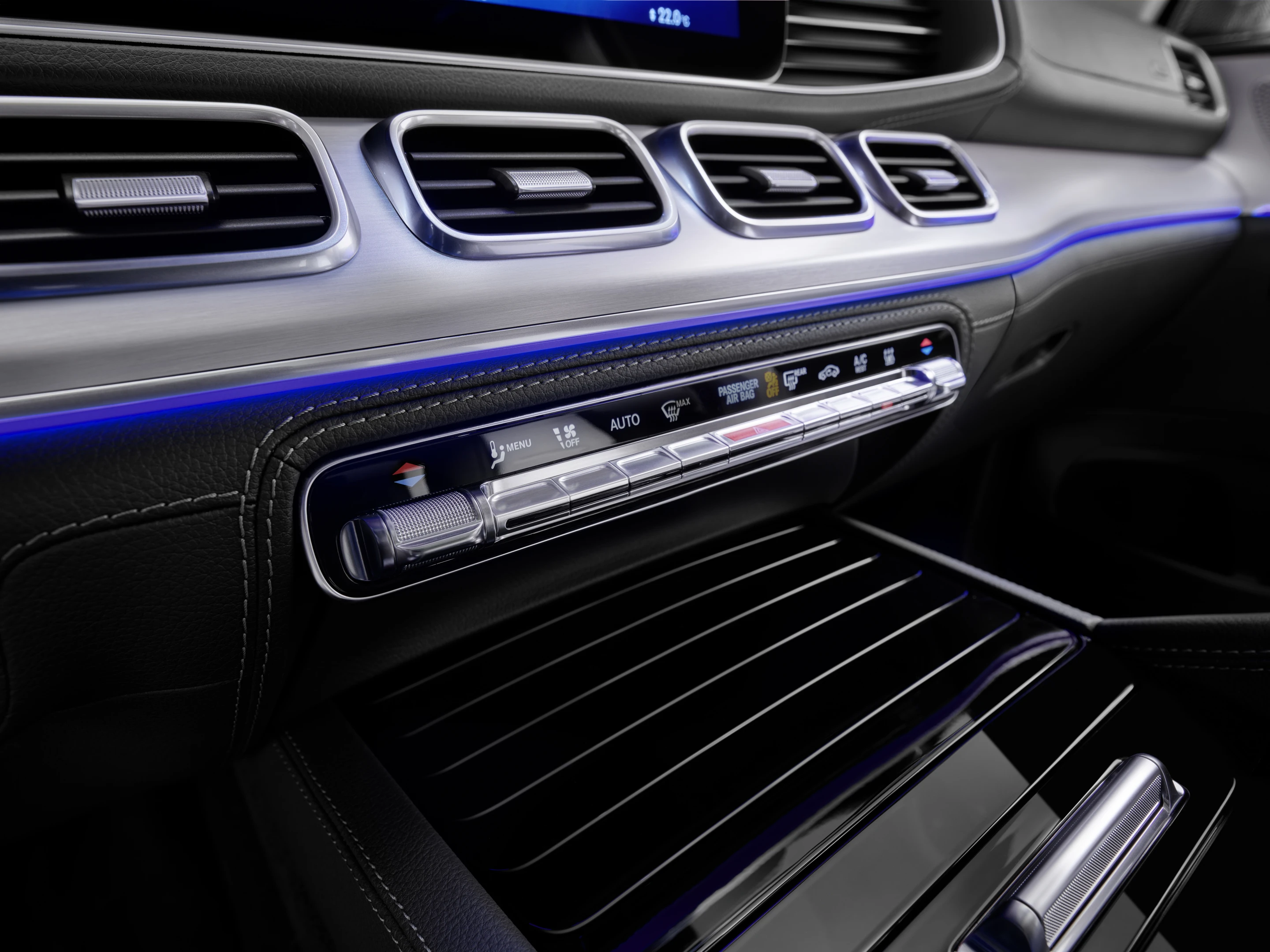 2019 Mercedes-Benz GLE: LED highlights through the interior