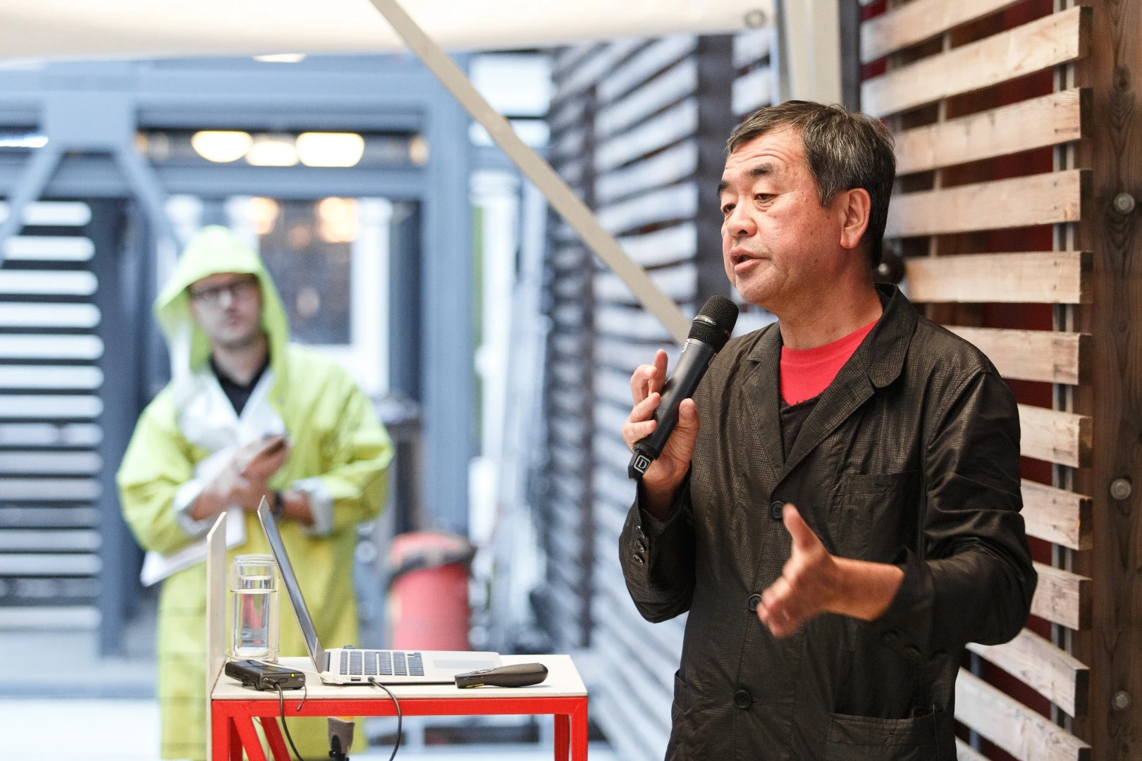 Kengo Kuma delivers a lecture at the Strelka Institute for Architecture, Media and Design in Moscow in 2014