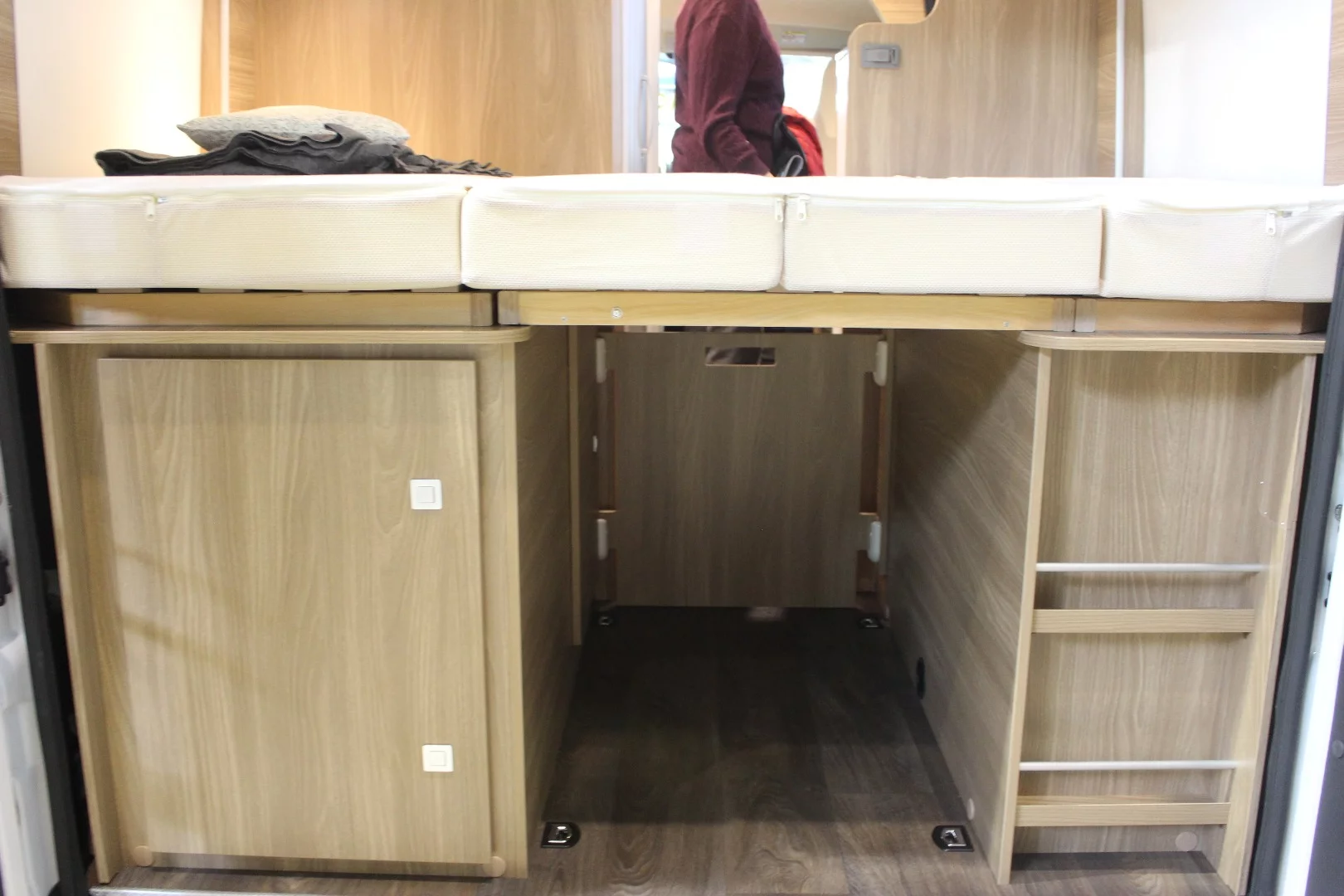 Foldaway transverse bed in the Carado Vlow 540 Unlimited