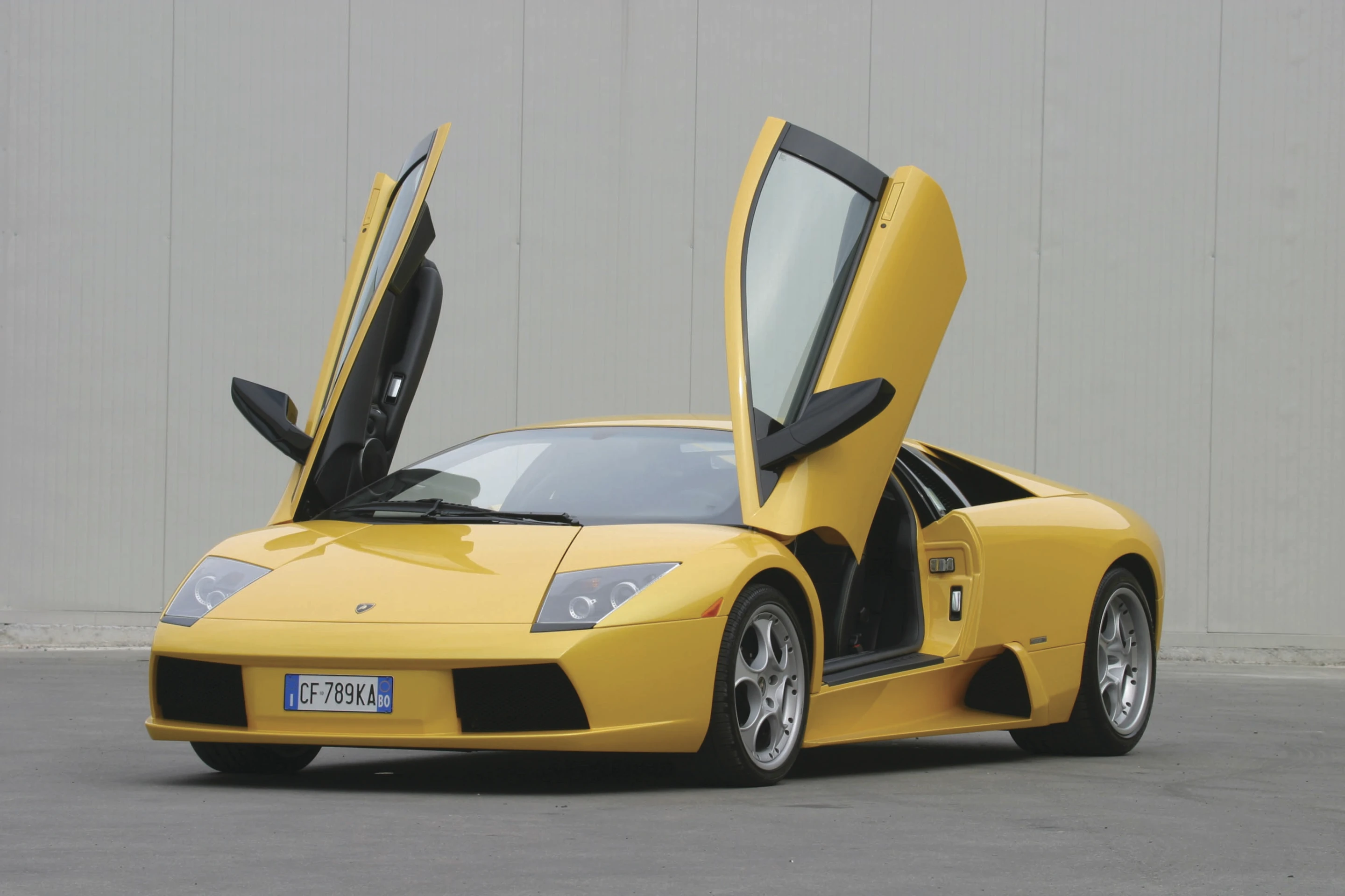 Murciélago features an active intake system, hidden above the rear flanks that pops up when cooling or air is required and an active rear-spoiler which adjusts angle of deflection according to speed