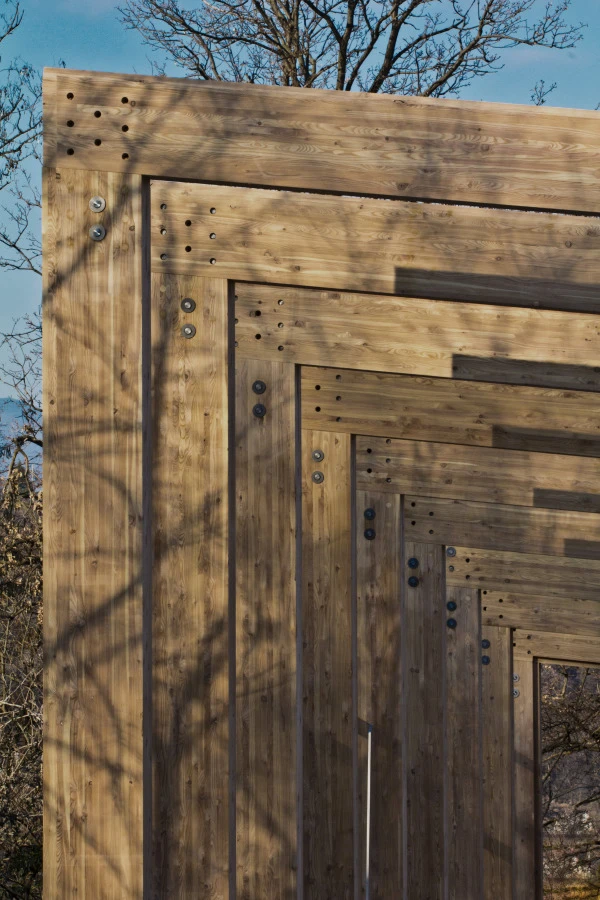 The frame system has been carefully designed to be completely hidden and the chosen materials also blend into the surrounding landscape