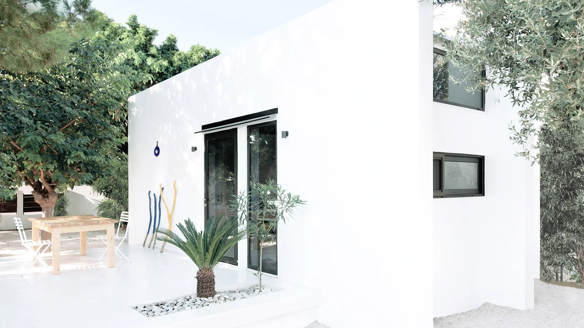 Italian based design studio Mandalaki has created a super sleek prefabricated tiny home, offering a smart alternative for those wanting to enjoy the tiny life