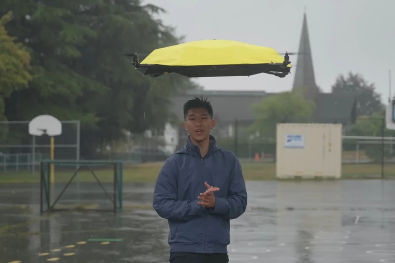Walking in the rain with an umbrella is rarely hands-free. One hand holds the umbrella, the other juggles a bag or phone—and a gust of wind can spoil it all. That’s why a floating, hands-free umbrella is so appealing.