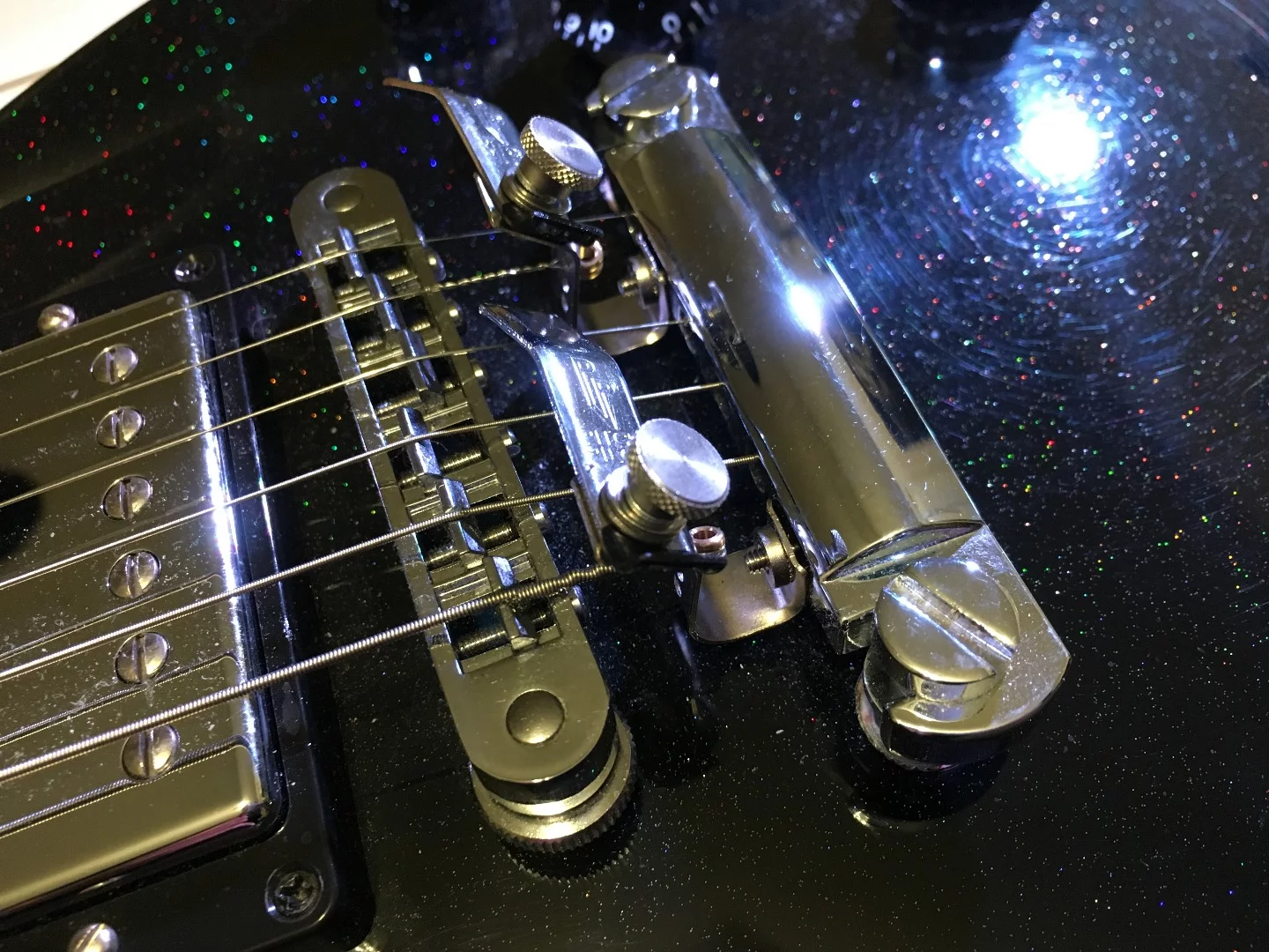 The Pitch Pilot can be moved out of the way when palming strings