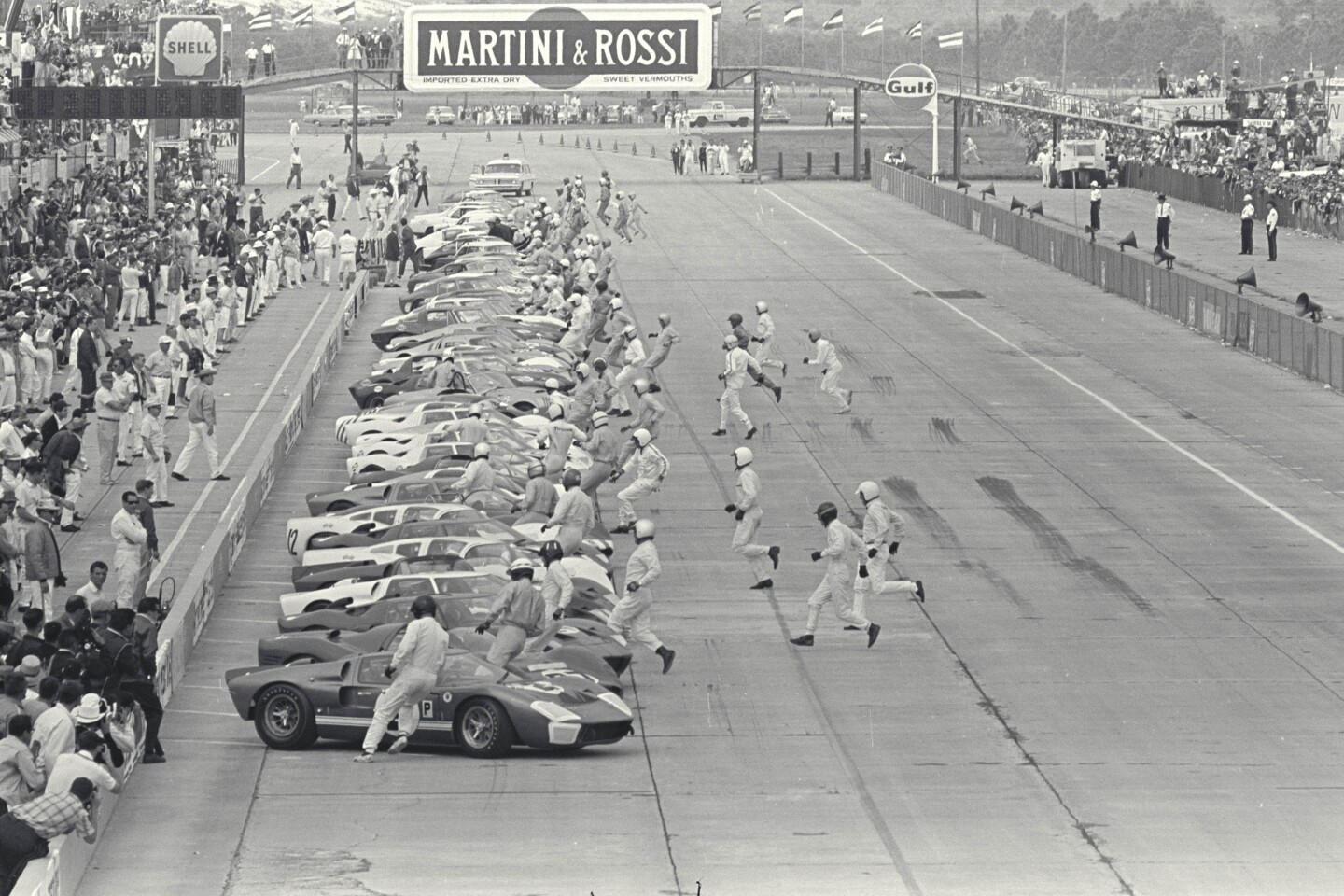 The beginning of the Le Mans 24 Hour with the GT40 on pole