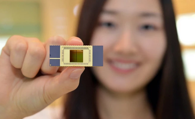 Samsung's 3D Vertical NAND flash memory reads and writes twice as fast as conventional NAND memory while using less power (Photo: Samsung)
