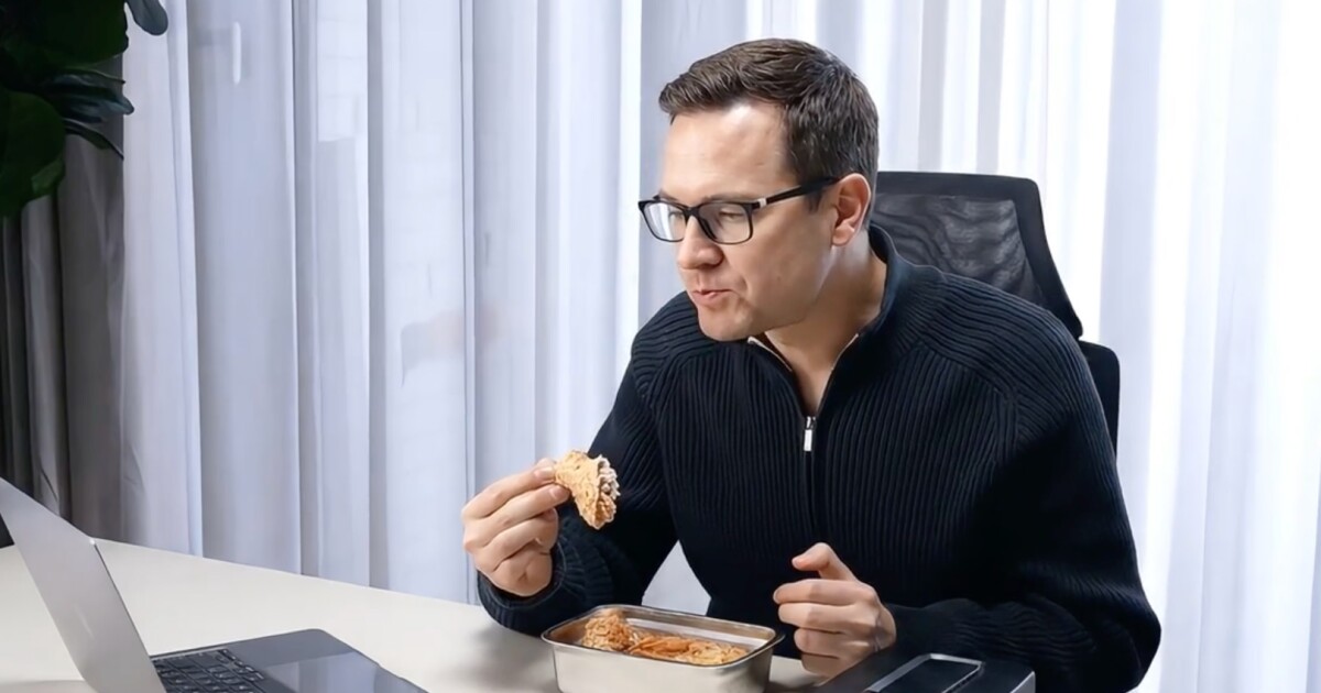 Self-heating lunch box uses infrared technology for even warming