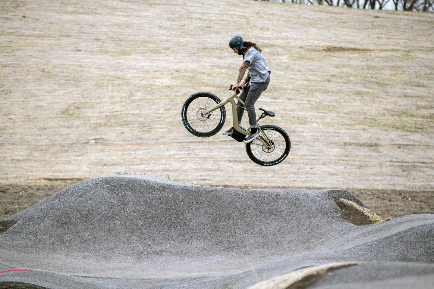 Serial 1 says that the limited-edition "BASH/MTN takes the back-to-basics minimalism of the mega-popular MOSH/CTY and adapts it for off-road adventure with grippy, high-volume Michelin E-Wild knobby tires and a spine-saving, shock-absorbing SR Suntour NCXsuspension seat post"
