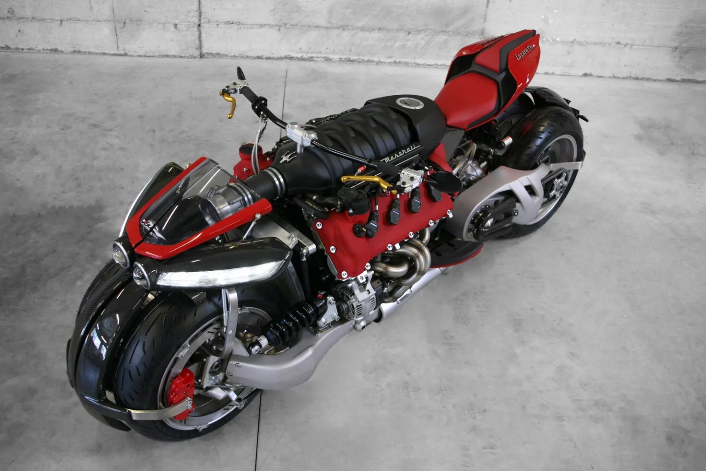Lazareth LM 847: rider is draped over a 4.7-liter Maserati/Ferrari engine