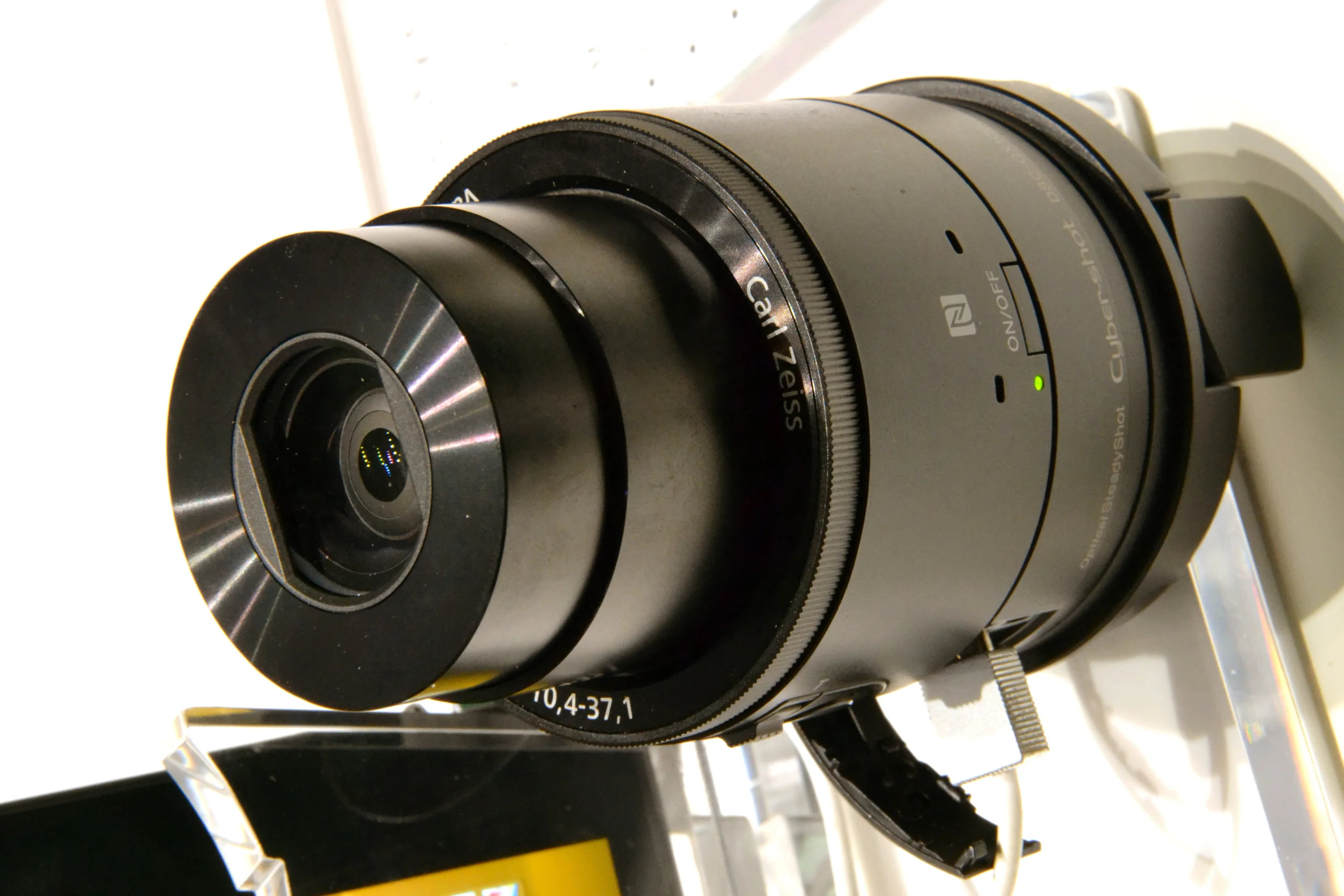 The QX30 is an easy-to-carry way of boosting your smartphone photography if you're constantly in need of more reach(Photo: Paul Ridden/Gizmag)