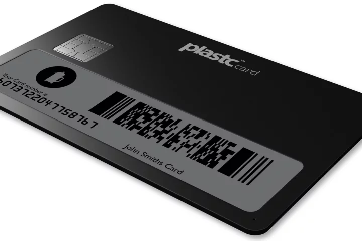 The Plastc Card features an e-ink screen and a rewritable magnetic strip