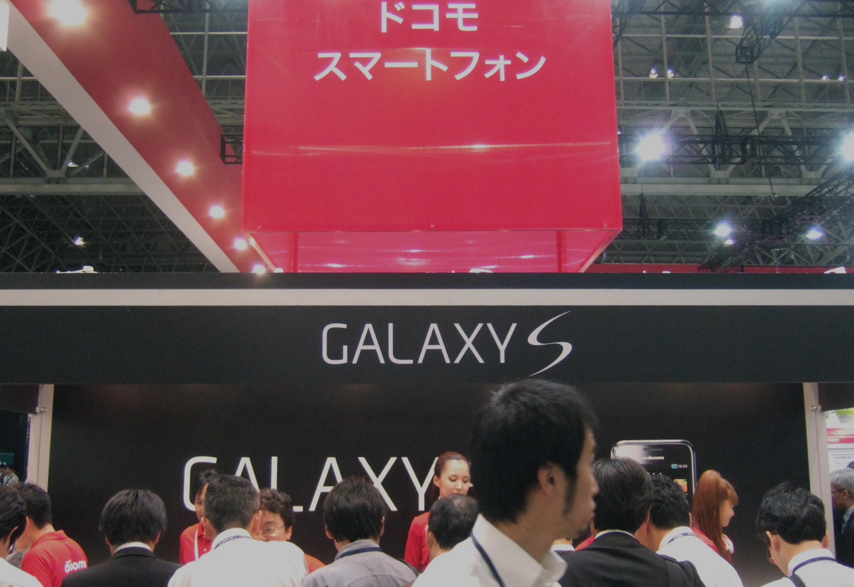 Samsung Galaxy Tab draws a crowd at CEATEC 2010