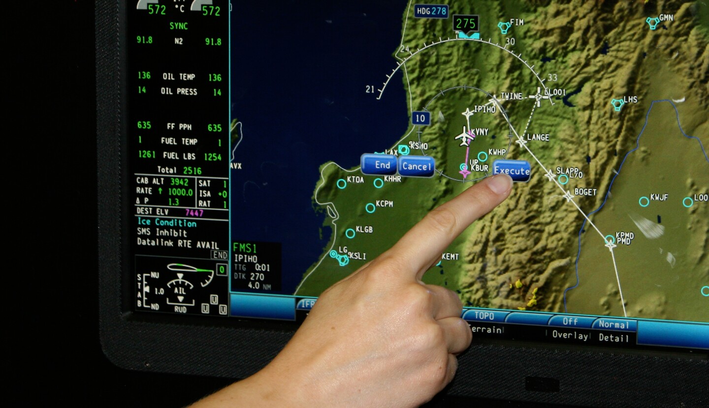 Rockwell Collins unveils first touchcontrol primary flight display