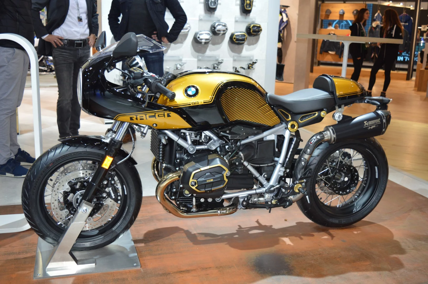 One of the most striking Option 719 "factory custom" kits applied on the BMW R nineT Racer
