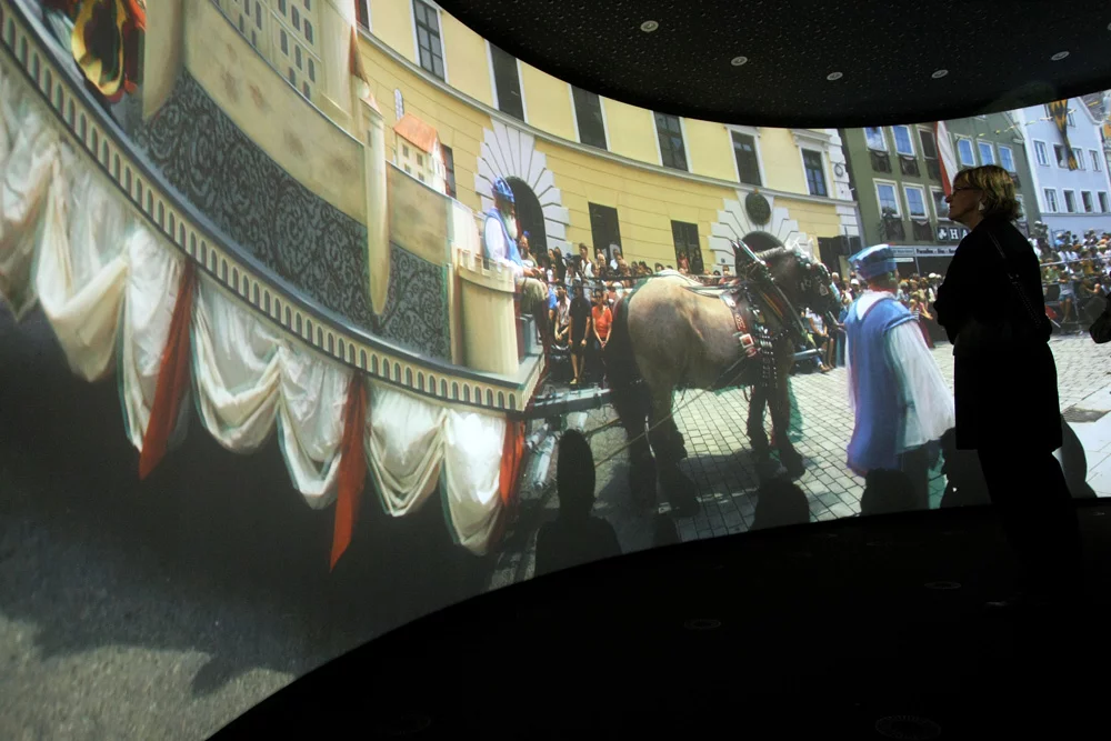 HHi TIME's panoramic screen