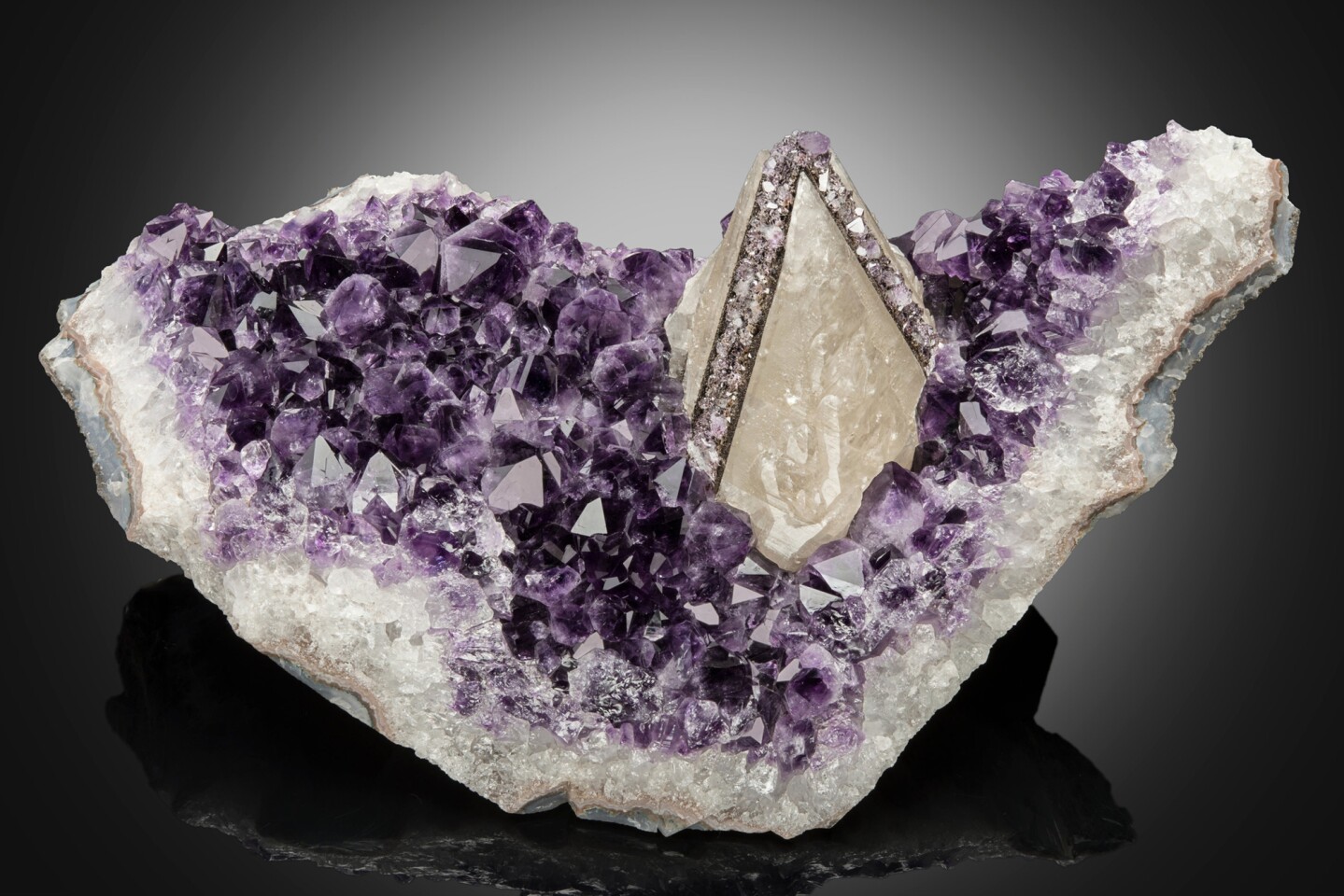 Quartz (amethyst), Calcite; 37 cm across. Andre Jachetti Mine, Artigas, Artigas Department, Uruguay. Rock H. Currier collection (5920); Mark Mauthner photo.