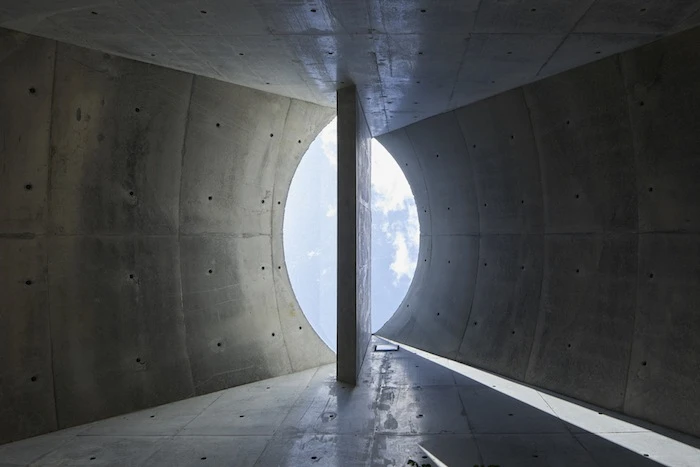 Takeshi Hosaka Architects has recently completed a 19-sqm (204.5-sq ft) home in Tokyo that stretches towards the sky