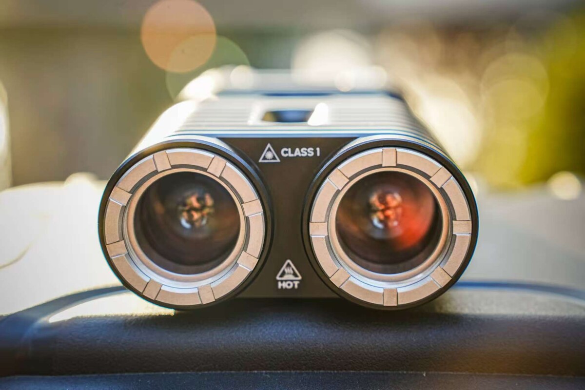 Double-barreled flashlight packs lasers to shine dual beams up to 2 km