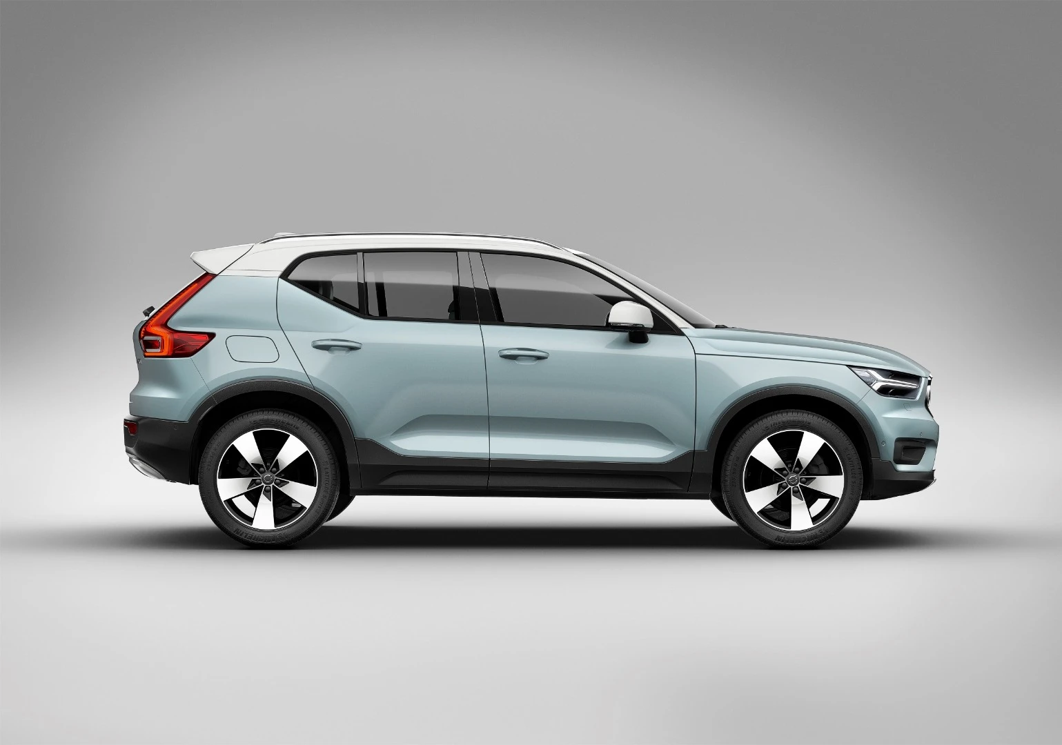 The Volvo XC40 T4 has 187 horsepower (139 kW) while the T5 has 248 hp (185 kW)