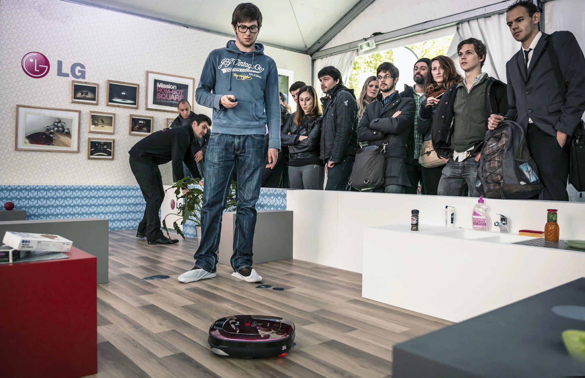 Another player tries to clean up as quickly as possible at the launch of the Hom-Bot Square