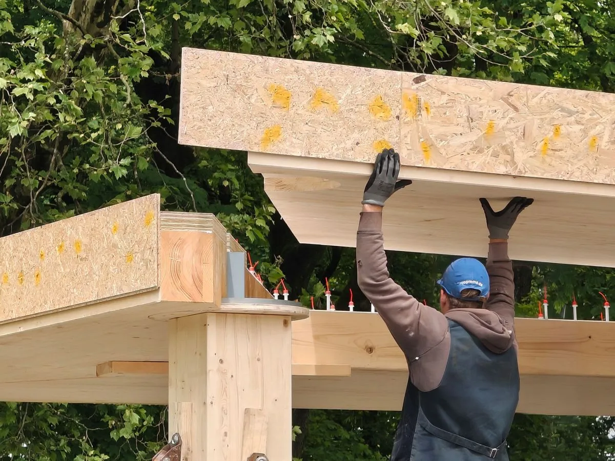 the UniversalTimberSlab system achieves high structural performance through optimized fiber orientation