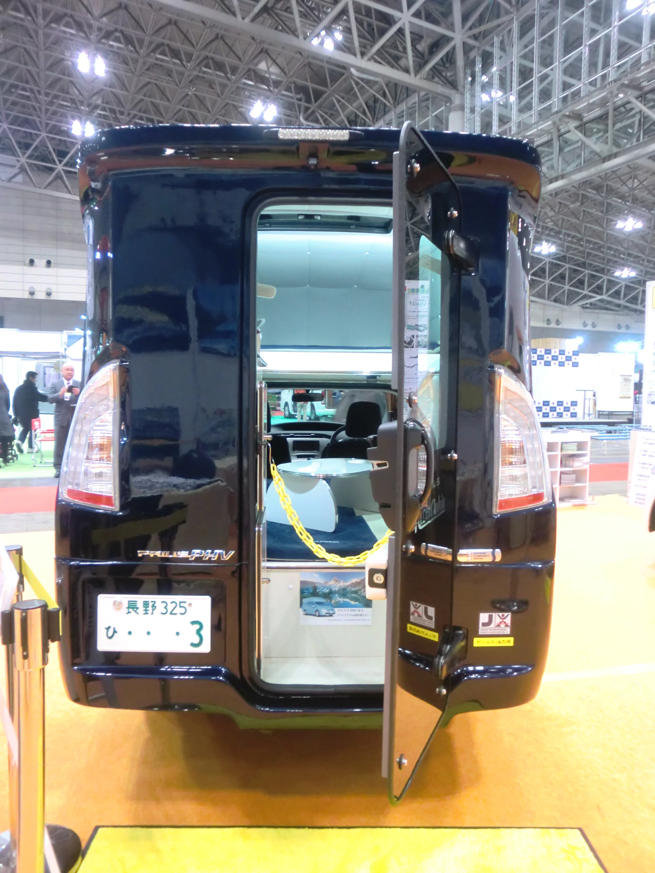 Direct rear short shows how the company has still used the original Prius rear lights (Photo: Stephen Clemenger/Gizmag.com)