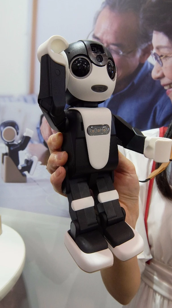 Gestures and human-like actions are designed to strengthen your personal connection with RoBoHoN