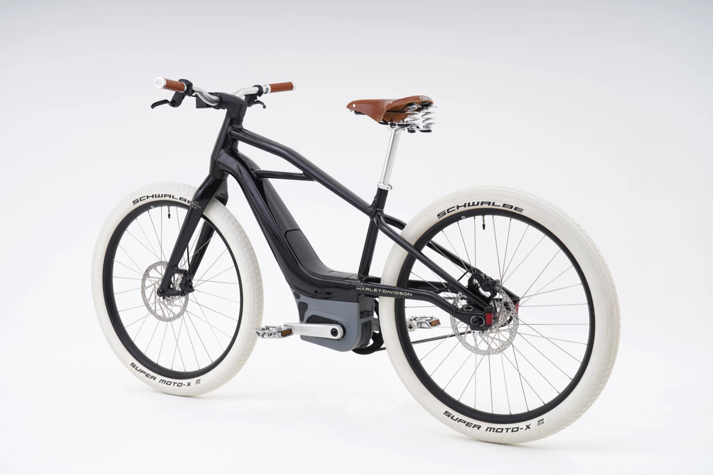 Piano black paint job, exclusive white tires, retro charm - what's not to like?