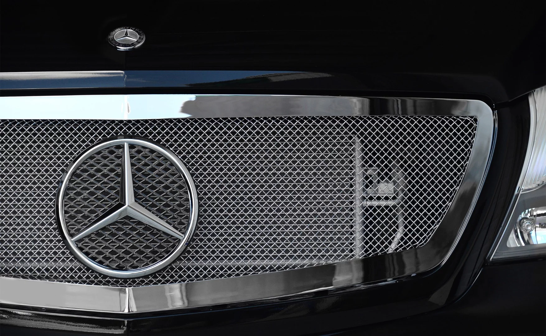 The standard grille can be upgraded with an optional chrome mesh grille