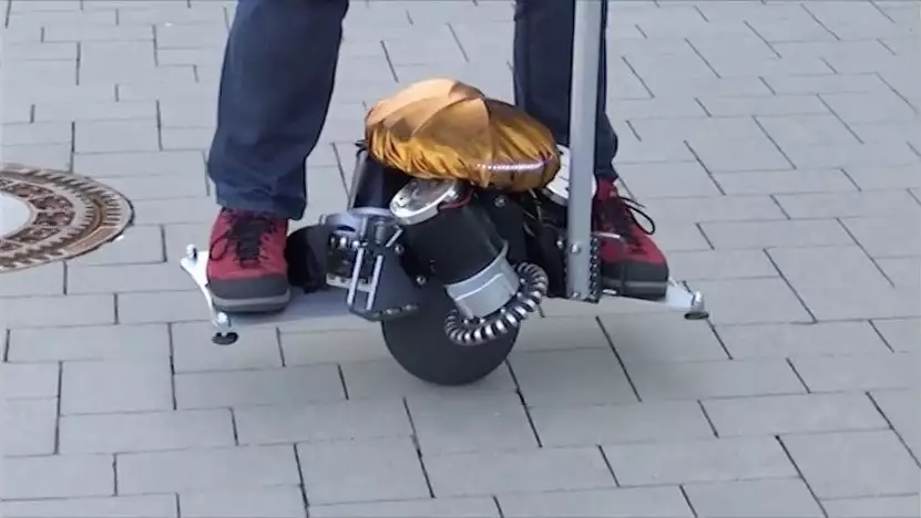 The Üo scooter balances its rider on a single rubber ball